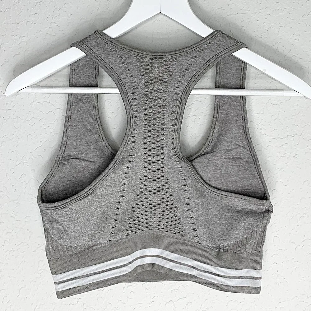Seamless Striped High-Waist Sports Bra & Ruched Legging Set in Grey - Picture 4 of 9
